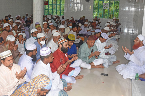 বগুড়ায় জাতীয় শোক দিবস উপলক্ষে
দোয়া মাহফিল ও খাবার বিতরণ