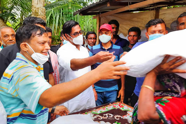 শরীয়তপুর বন্যার্তদের মাঝে ত্রাণ বিতরণ