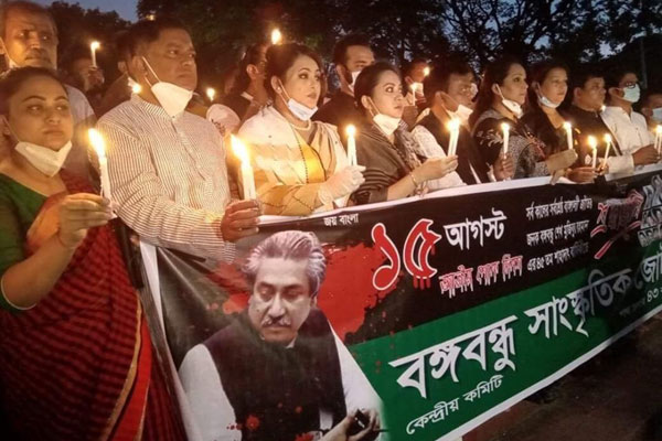 মোমবাতি প্রজ্জ্বলনের মাধ্যমে বঙ্গবন্ধুর প্রতি শ্রদ্ধা জানালেন নাট্য ও চলচ্চিত্র শিল্পীরা