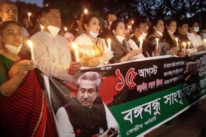 মোমবাতি প্রজ্জ্বলনের মাধ্যমে বঙ্গবন্ধুর প্রতি শ্রদ্ধা জানালেন নাট্য ও চলচ্চিত্র শিল্পীরা