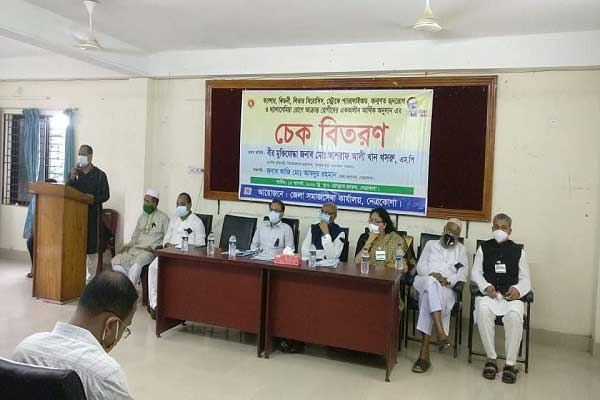 শোক দিবসে নেত্রকোনায় চিকিৎসা সহায়তার চেক বিতরণ