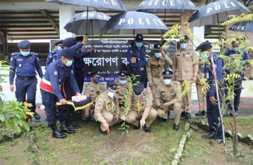 বঙ্গবন্ধুর প্রতিকৃতিতে জেলা পুলিশের পুষ্পস্তবক অর্পণ