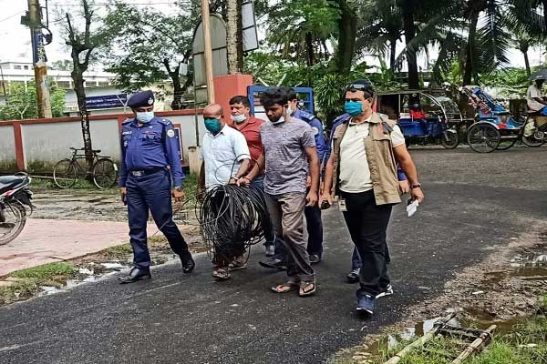 ফাইবার ক্যাবল চুরির অভিযোগে ২ জন গ্রেফতার