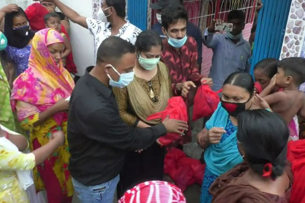 জাতীয় শোক দিবসে টাঙ্গাইলে যৌন পল্লীতে শিশু খাদ্য বিতরণ