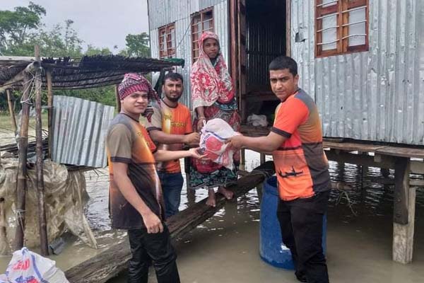 শরীয়তপুরে বন্যার্তদের মাঝে ত্রাণ সামগ্রী বিতরণ