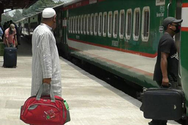 যাত্রা শুরু করল আরও ১৩ ট্রেন, ‘টিকিট যার ভ্রমণ তার’ নীতি কার্যকর