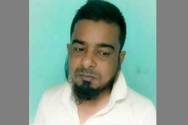 দুই স্কুলছাত্রীকে উত্ত্যক্ত করায় প্রধান শিক্ষককে গণপিটুনি, পুলিশে সোপর্দ