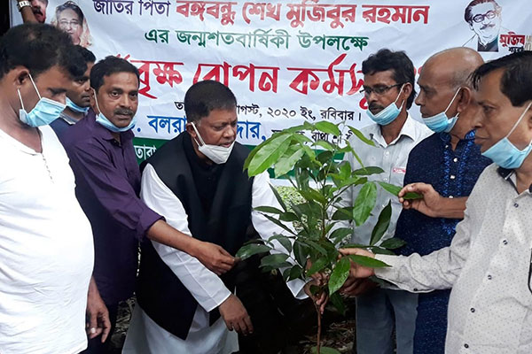 বরিশালে গাছের চারা বিতরণ কর্মসূচির উদ্বোধন