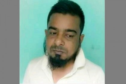 দুই স্কুলছাত্রীকে উত্ত্যক্ত করায় প্রধান শিক্ষককে গণপিটুনি, পুলিশে সোপর্দ
