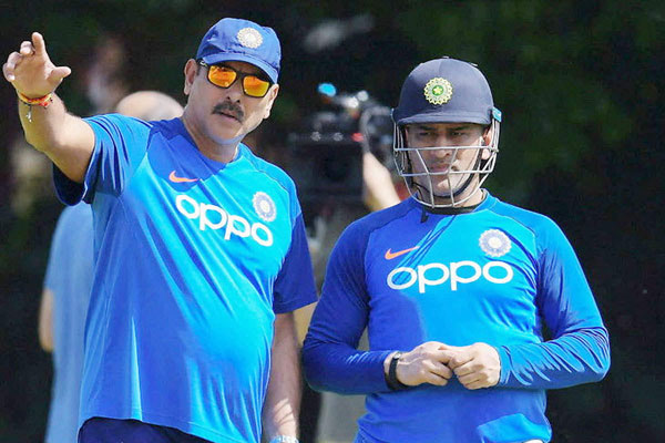 ক্রিকেটের সংজ্ঞাটাই বদলে দিয়েছেন ধোনি: শাস্ত্রী