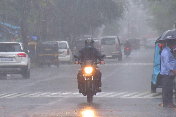 ভারতে ভারি বৃষ্টিপাত ও ভূমিধসের শঙ্কা, দুই জেলায় রেড অ্যালার্ট
