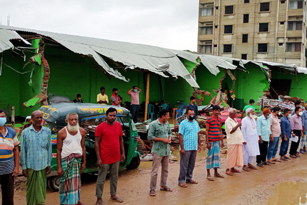 কুমিল্লায় বিনা নোটিশে দোকান ভেঙে ফেলার অভিযোগ