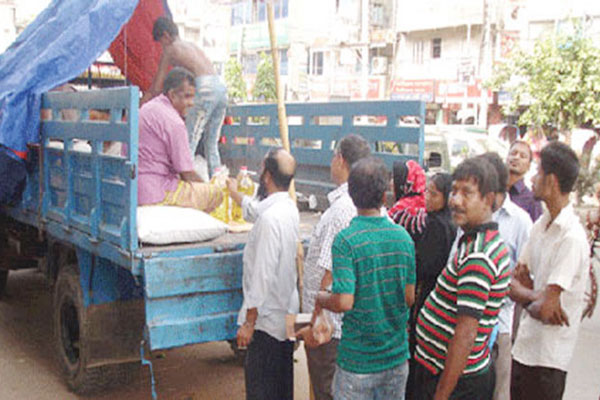 সারাদেশে ২৭৭ ট্রাকে টিসিবির পণ্য বিক্রি শুরু