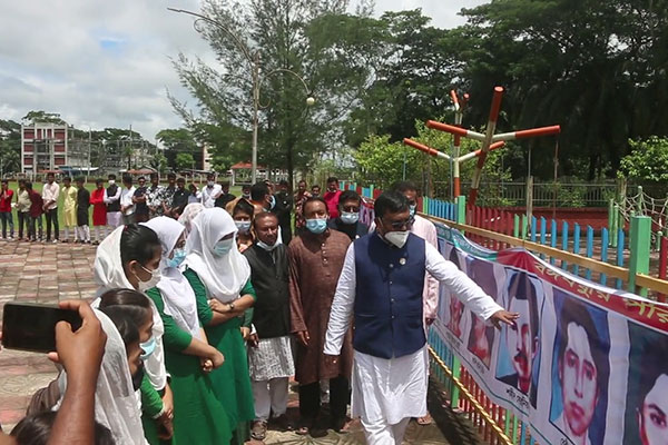 জাতীয় শোক দিবস উপলক্ষে লালমোহনে চিত্র প্রদর্শনী