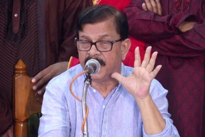 স্বাস্থ্যমন্ত্রীকে জাদুঘরে রাখা উচিত : মান্না

