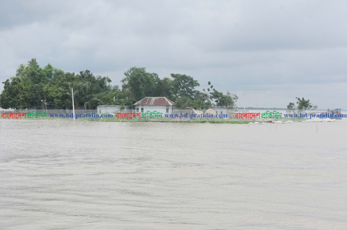 রাজবাড়ীতে পদ্মার পানি আবার বিপদসীমার উপর দিয়ে প্রবাহিত