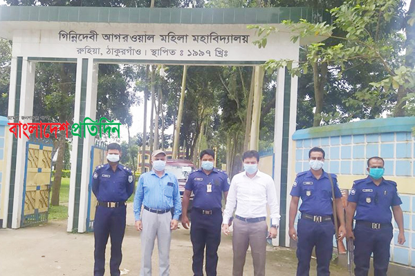 করোনা মহামারীর মধ্যে শিক্ষার্থীদের পরীক্ষা গ্রহণ, অধ্যক্ষকে জরিমানা