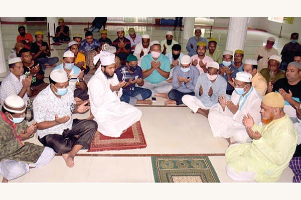 বগুড়ায় আওয়ামী লীগ নেতার উদ্যোগে দোয়া মাহফিল ও খাবার বিতরণ