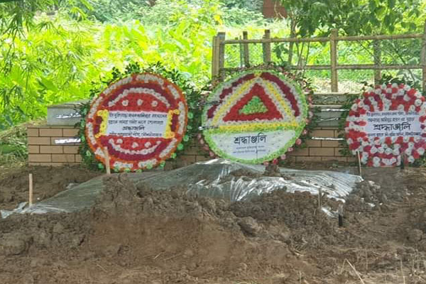 মা-বাবার পাশে চিরশায়িত আজিজুর রহমান