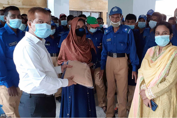 মাগুরায় গ্রাম পুলিশদের মাঝে পোশাক সামগ্রী বিতরণ