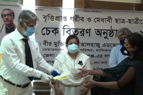 মানিকগঞ্জে গরীব ও মেধাবী শিক্ষার্থীদের চেক বিতরণ 
 