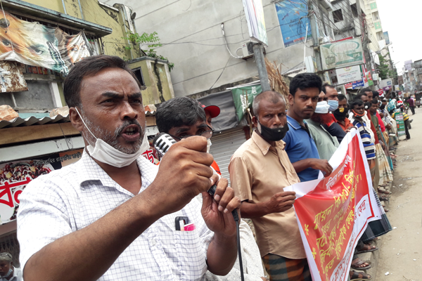 কিশোরগঞ্জে ইজিবাইকের নবায়ন ফি কমানোর দাবিতে মানববন্ধন

