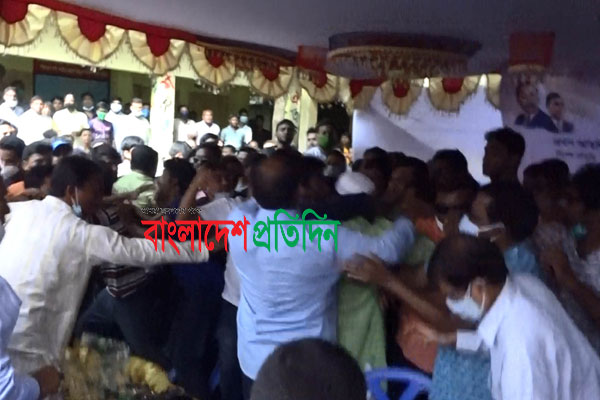 ত্রাণ বিতরণকালে রিজভীর সামনে বিএনপির দুই পক্ষের সংঘর্ষ

