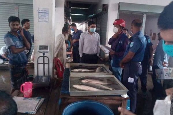 বোয়ালমারীতে স্বাস্থ্যবিধি না মানায় ৫ ব্যবসায়ীকে জরিমানা