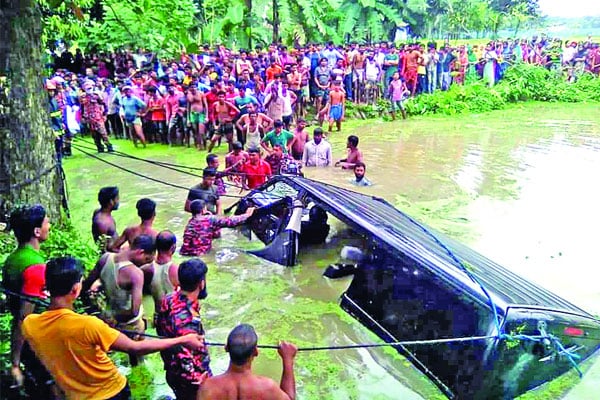 আত্মীয়ের জানাজায় অংশ নিতে গিয়ে লাশ আটজন