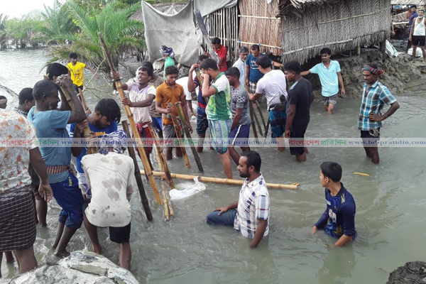 খুলনায় বেড়িবাঁধে ভাঙন, বিস্তীর্ণ এলাকা প্লাবিত