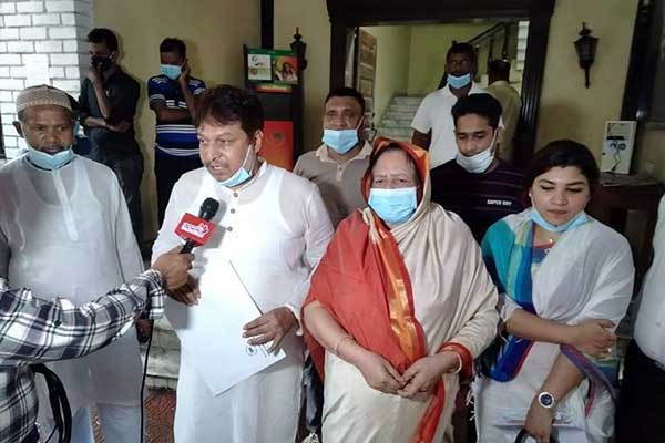ছেলের পক্ষে মায়ের মনোনয়নপত্র সংগ্রহ 