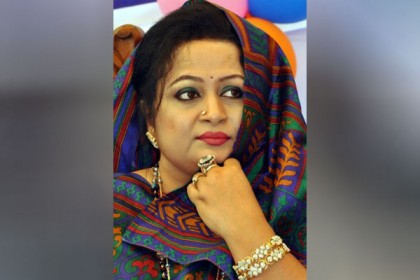 রোগীদের জন্য বেড ও অত্যাধুনিক অক্সিজেন সিলিন্ডার দিলেন লিপি ওসমান