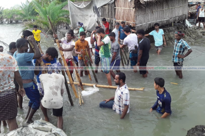 খুলনায় বেড়িবাঁধে ভাঙন, বিস্তীর্ণ এলাকা প্লাবিত