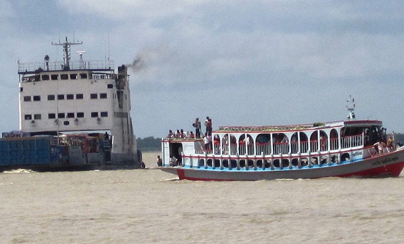 ২৪ ঘণ্টা পর পাটুরিয়া-দৌলতদিয়ায় লঞ্চ চলাচল শুরু