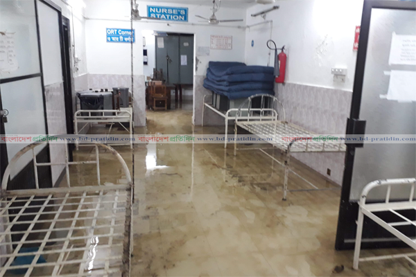 জোয়ারের পানিতে নিমজ্জিত মা ও শিশু হাসপাতাল, চরম দুর্ভোগ 