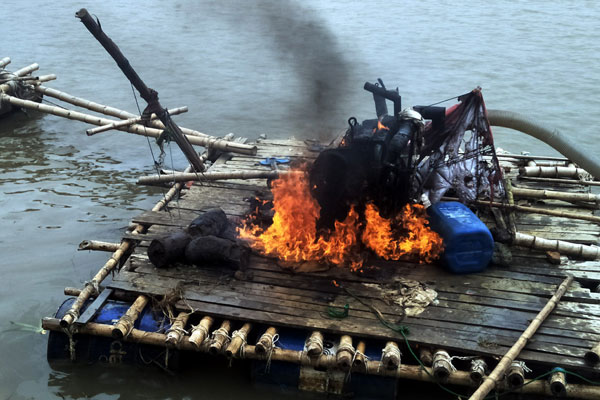 অবৈধভাবে বালু উত্তোলনে ড্রেজার
পোড়ানো হলো