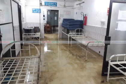 জোয়ারের পানিতে নিমজ্জিত মা ও শিশু হাসপাতাল, চরম দুর্ভোগ 