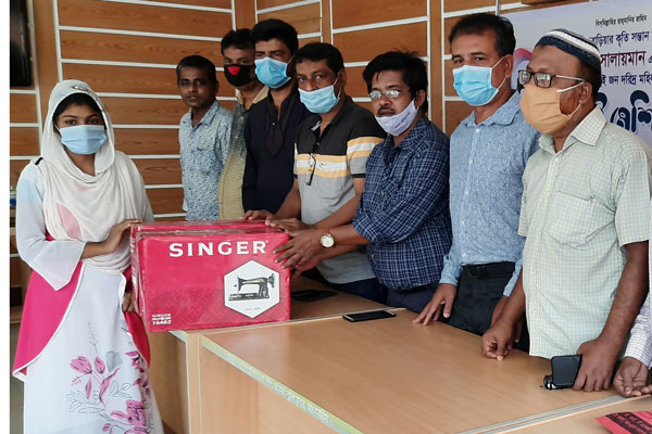 ব্রাহ্মণবাড়িয়ায় দুস্থদের মাঝে সেলাই মেশিন বিতরণ

