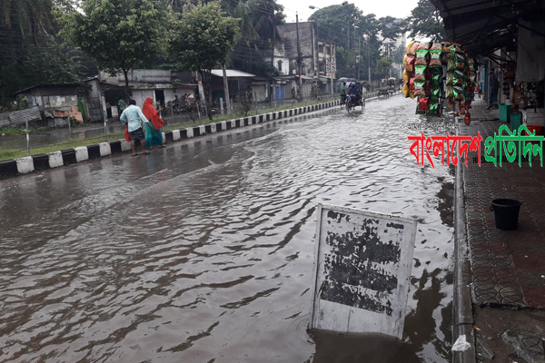 অব্যাহত বর্ষণে বরিশাল নগরীর বিভিন্ন
সড়কে জলাবদ্ধতায় জনদুর্ভোগ