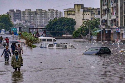 টানা বৃষ্টিতে ভারতের বন্যা পরিস্থিতি ভয়াবহ