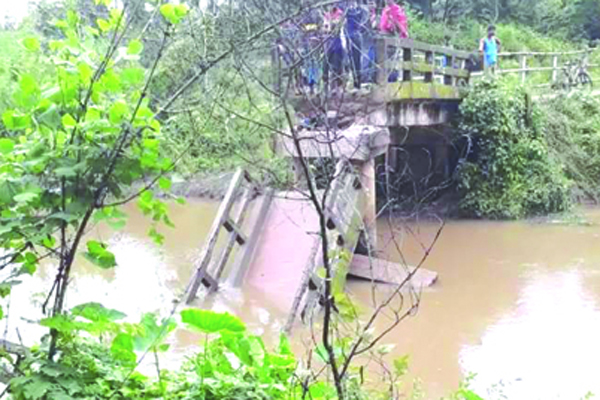 কুমিল্লায় সেতু ভেঙে খালে, চলাচলে দুর্ভোগ