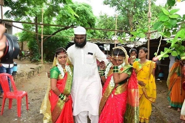দুই হিন্দু বোনের বিয়ে দিলেন মুসলিম ভাই

