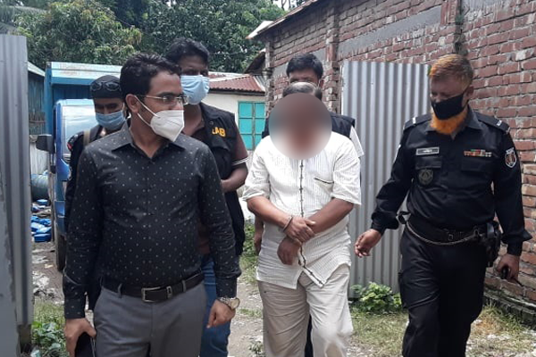 নকল পণ্য তৈরির অভিযোগে কারখানার মালিক গ্রেফতার
