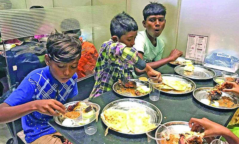 খুলনায় পথশিশুরা রাতের খাবার খেল দামি হোটেলে