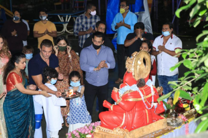 ঝমকালো আয়োজনে গণেশ পূজা শেষে সালমানের মিষ্টি বিতরণ
