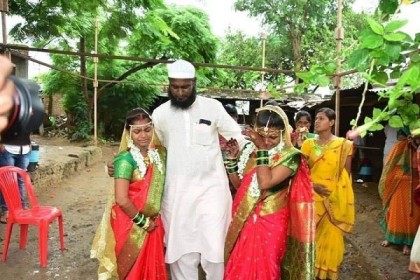 দুই হিন্দু বোনের বিয়ে দিলেন মুসলিম ভাই

