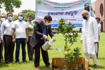 বঙ্গবন্ধুর জন্মশতবার্ষিকী উপলক্ষে সংসদ ভবন চত্বরে বৃক্ষরোপণ করলেন পররাষ্ট্রমন্ত্রী