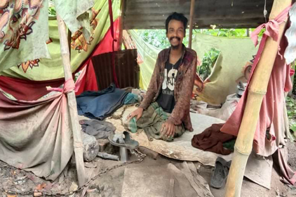 শিকলবন্দী দশ বছর