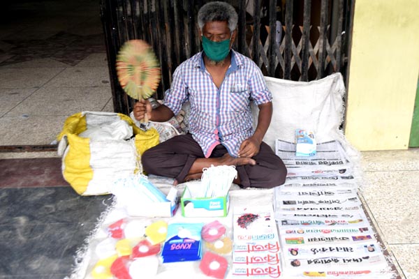 পত্রিকা ও মাস্ক বিক্রি করে সংসার চলছে জাকিরের