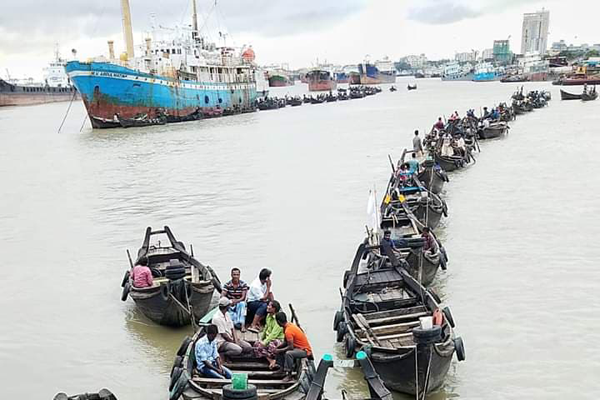 ঘাটের ইজারা পেতে কর্ণফুলীতে মাঝিদের অনশন
